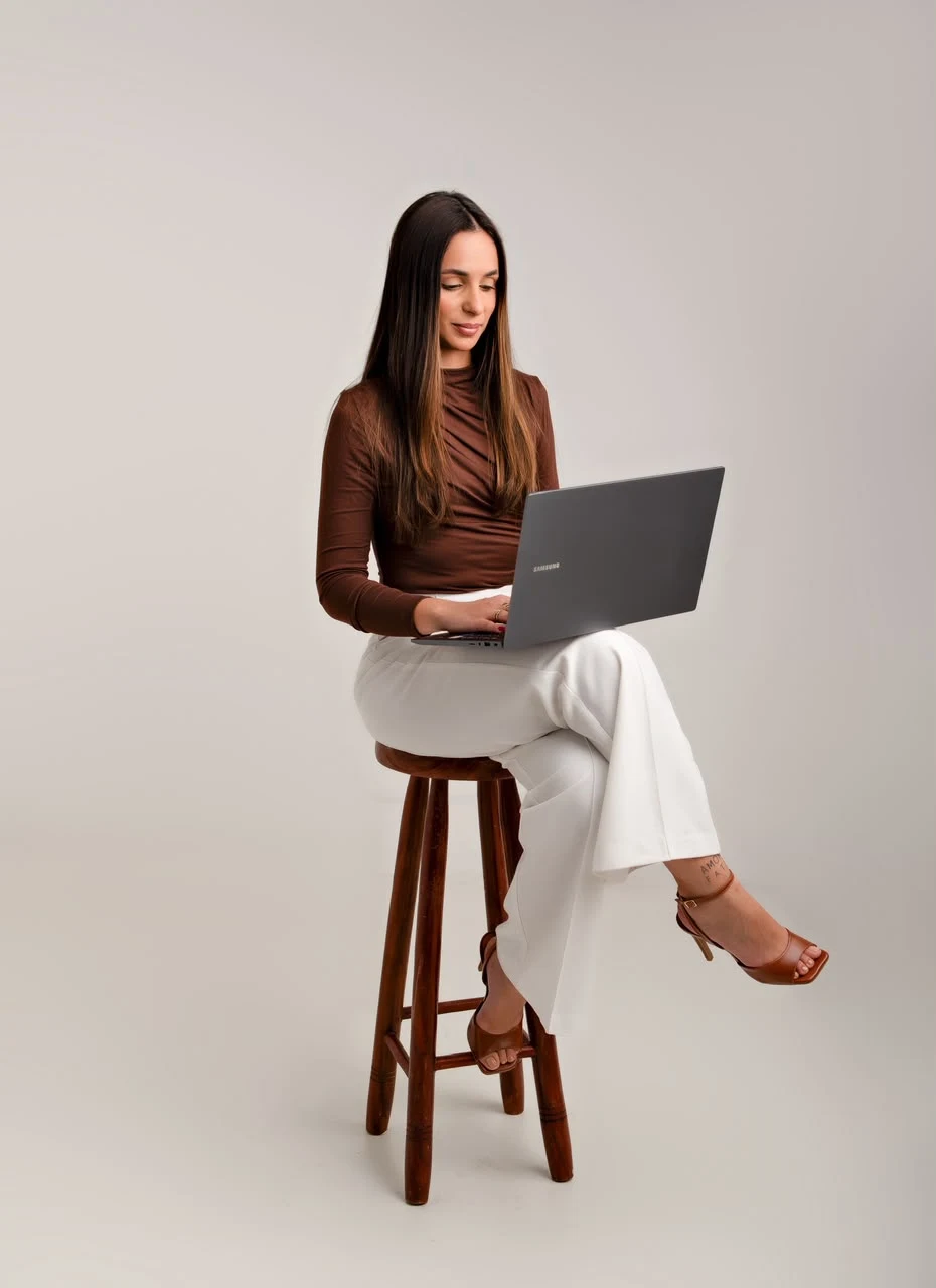 Ana Luísa Coutinho trabalhando em seu notebook